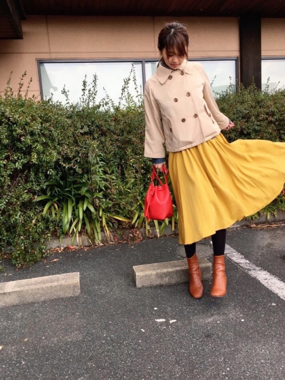 「シンプル、春、spring、オトナカジュアル、ootd、マスタード、トレンチコート、きれいめカジュアル、ベルイエロー、美女と野獣キャンペーン」｜「earth music&ecologyのパンチングショルダーバッグ（ショルダーバッグ、レッド系）」を使った、mi_richaさん（レディース・160cm）の春コーディネートの1枚目の写真