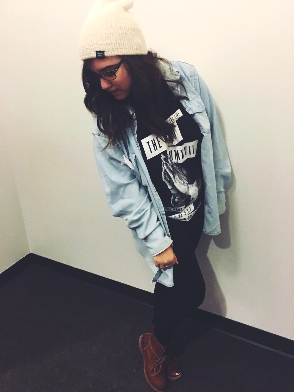 「denim、tank top、beanie、booties、leggings、fall、autumn、black、blue、BROWN」｜「FOREVER 21のアイテム（レギンス/スパッツ、ブラック系）」を使った、Neleigh O'Steenさん（レディース・157cm）の冬コーディネートの1枚目の写真