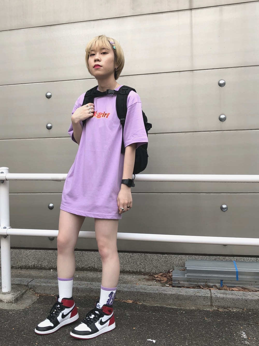 「summer、ラクチンコーデ、Tシャツ、ワンピース、パープル、x-girl、NIKE、AIR JORDAN、ストリート、ビッグシルエット」｜「X-girlのFLARE LOGO S/S TEE（Tシャツ/カットソー、パープル系）」を使った、早川 弥吹さん（レディース・158cm）の夏コーディネートの1枚目の写真