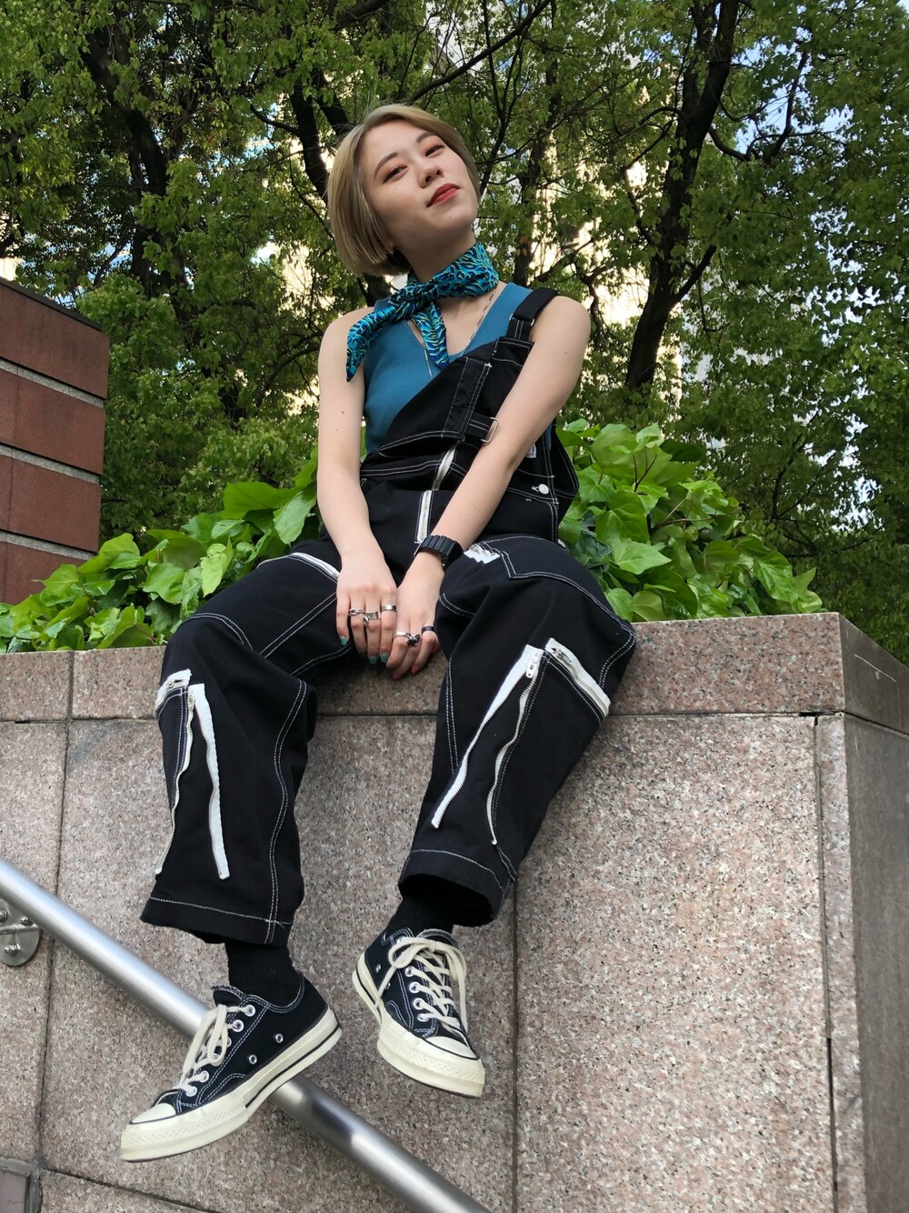 「カジュアル、ラクチンコーデ、タンクトップ、converse、x-girl、チャックテイラー、スカーフ、オーバーオール、ストリート、夏コーデ」｜「X-girlのアイテム（ファッション雑貨、ブルー系）」を使った、早川 弥吹さん（レディース・158cm）の春コーディネートの1枚目の写真