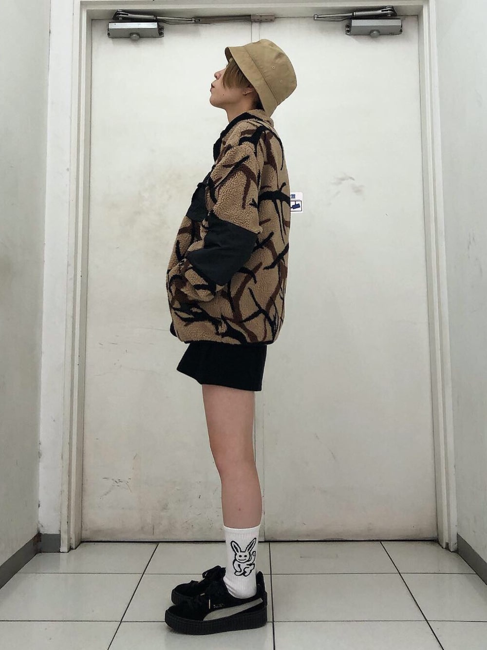 「秋コーデ、シンプルコーデ、ブラウン、リバーシブル、バケットハット、x-girl、PUMA、ビッグシルエット、ストリート、ボアジャケット」｜「X-girlのEMBROIDERED BUCKET HAT（ハット、ベージュ系）」を使った、早川 弥吹さん（レディース・158cm）の秋コーディネートの1枚目の写真