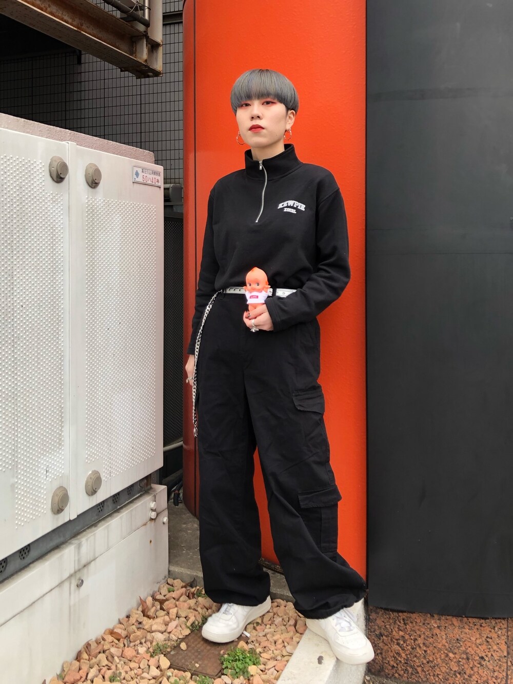 「楽チンコーデ、ワントーンコーデ、x-girl、NIKE、ストリート、オールブラック、チェーンベルト、中国、カーゴパンツ」｜「X-girlのX-girl × OBITSU KEWPIE(R) HALF ZIP SWEAT TOP（スウェット、ブラック系）」を使った、早川 弥吹さん（レディース・158cm）の冬コーディネートの1枚目の写真