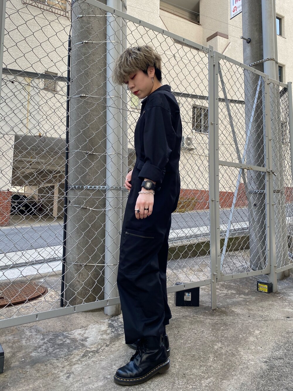 「カジュアル、シンプル、ゆるコーデ、オーバーサイズ、メンズライク、ブラック、つなぎ、x-girl、Dr.Martens、ストリート」｜「X-girlのX-girl x YURINO TWILL ALL IN ONE（つなぎ/オールインワン、ブラック系）」を使った、早川 弥吹さん（レディース・158cm）の春コーディネートの1枚目の写真