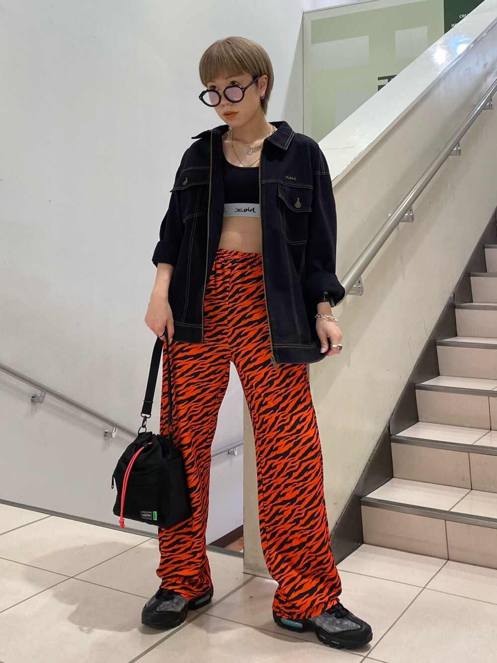 「主役はカラーパンツ、x-girl、xgirl、カジュアルコーデ、ジャケット、ダテメガネ、スニーカーコーデ、リラックススタイル、ストリート、ゼブラ柄」｜「X-girlのSHIRT JACKET（デニムジャケット、ブラック系）」を使った、早川 弥吹さん（レディース・158cm）の春コーディネートの1枚目の写真