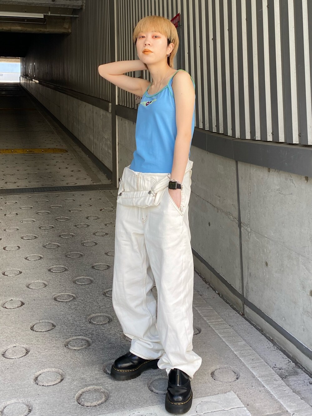 「x-girl、xgirl、オーバーオール、キャミソール、ホワイトコーデ、ストリート、Dr.Martens、ショートヘア、メンズライク、ラフコーデ」｜「X-girlのBURNING HEART CAMISOLE（キャミソール、ブルー系）」を使った、早川 弥吹さん（レディース・158cm）の春コーディネートの1枚目の写真