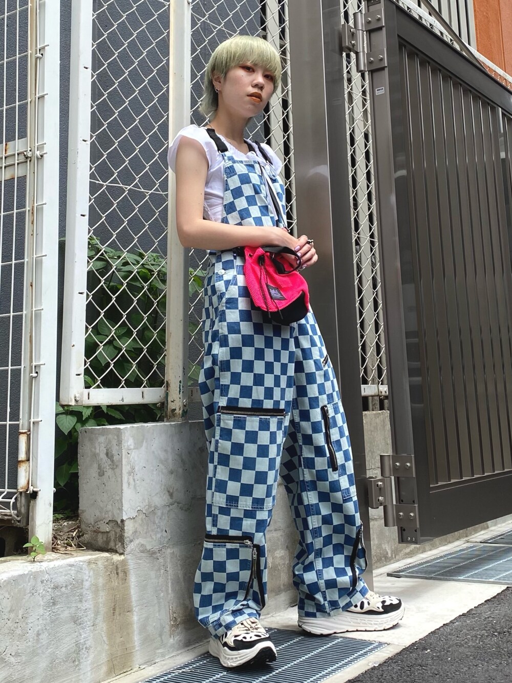 「これが私をアゲる服、x-girl、xgirl、UGG、オーバーオール、ブラウス、チェッカー、ストリート、メッシュバッグ、ショートヘア」｜「X-girlのBABY S/S BLOUSE（シャツ/ブラウス、ホワイト系）」を使った、早川 弥吹さん（レディース・158cm）の春コーディネートの1枚目の写真