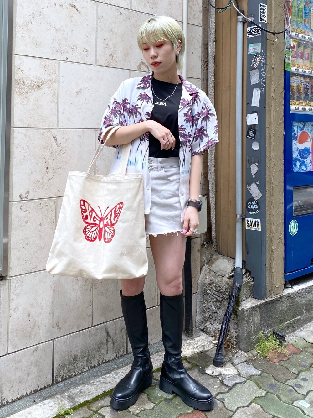 「x-girl、xgirl、ロングブーツ、アロハシャツ、ショートヘア、ショートパンツ、重ね着、トートバッグ、ストリート」｜「X-girlのPALM ALOHA OPEN COLLAR SHIRT（シャツ/ブラウス、ホワイト系）」を使った、早川 弥吹さん（レディース・158cm）の夏コーディネートの1枚目の写真