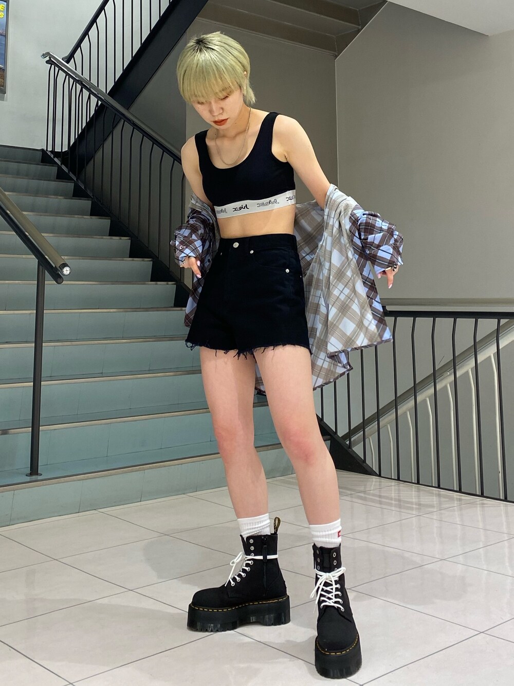 「x-girl、xgirl、Dr.Martens、ショートパンツ、チェックシャツ、厚底シューズ、ブラトップ、ショートヘア、ストリート」｜「X-girlのLOGO BRA TOP（ブラジャー、ブラック系）」を使った、早川 弥吹さん（レディース・158cm）の夏コーディネートの1枚目の写真