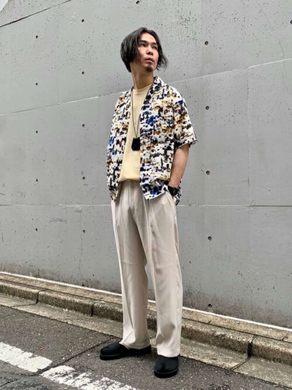「シャツ、夏、Tシャツ、スラックス、大人カジュアル、サンダル、シャツスタイル、夏コーデ、リゾートスタイル、417 EDIFICE」｜「417 EDIFICEのsoleil turpan オーガニックTEE S/S（Tシャツ/カットソー、イエロー系）」を使った、FURUさん（メンズ・175cm）の夏コーディネートの1枚目の写真