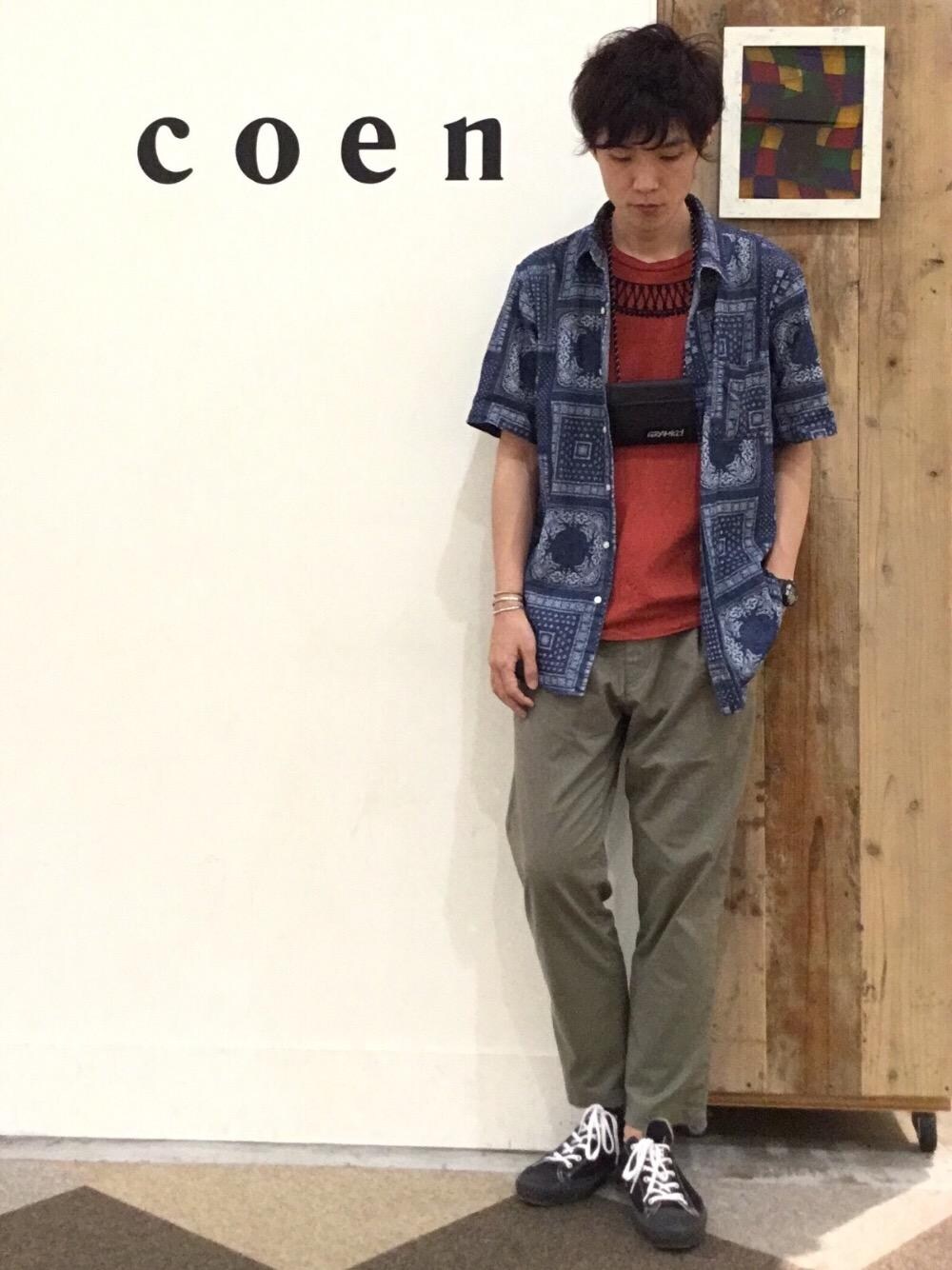 「テーパードパンツ、カジュアル、Tシャツ、スニーカーコーデ、夏コーデ、coenスタッフスタイリング」｜「coenのサガラ刺繍クルーネックTシャツ（Tシャツ/カットソー、レッド系）」を使った、coen 高岡さん（メンズ・173cm）の夏コーディネートの1枚目の写真