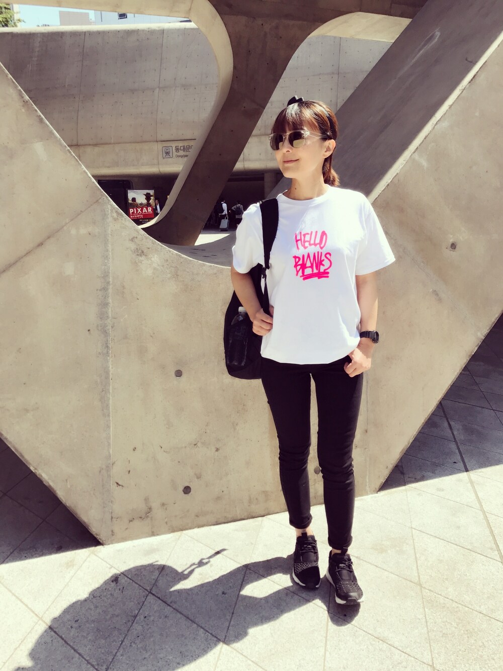 「カジュアル、夏、ラクチンコーデ、スニーカー、カジュアルコーデ、リュック」｜「blAnksの＜BLANKS＞プリントビッグTシャツ（Tシャツ/カットソー、ホワイト系）」を使った、COCO*さん（レディース・163cm）の春コーディネートの1枚目の写真