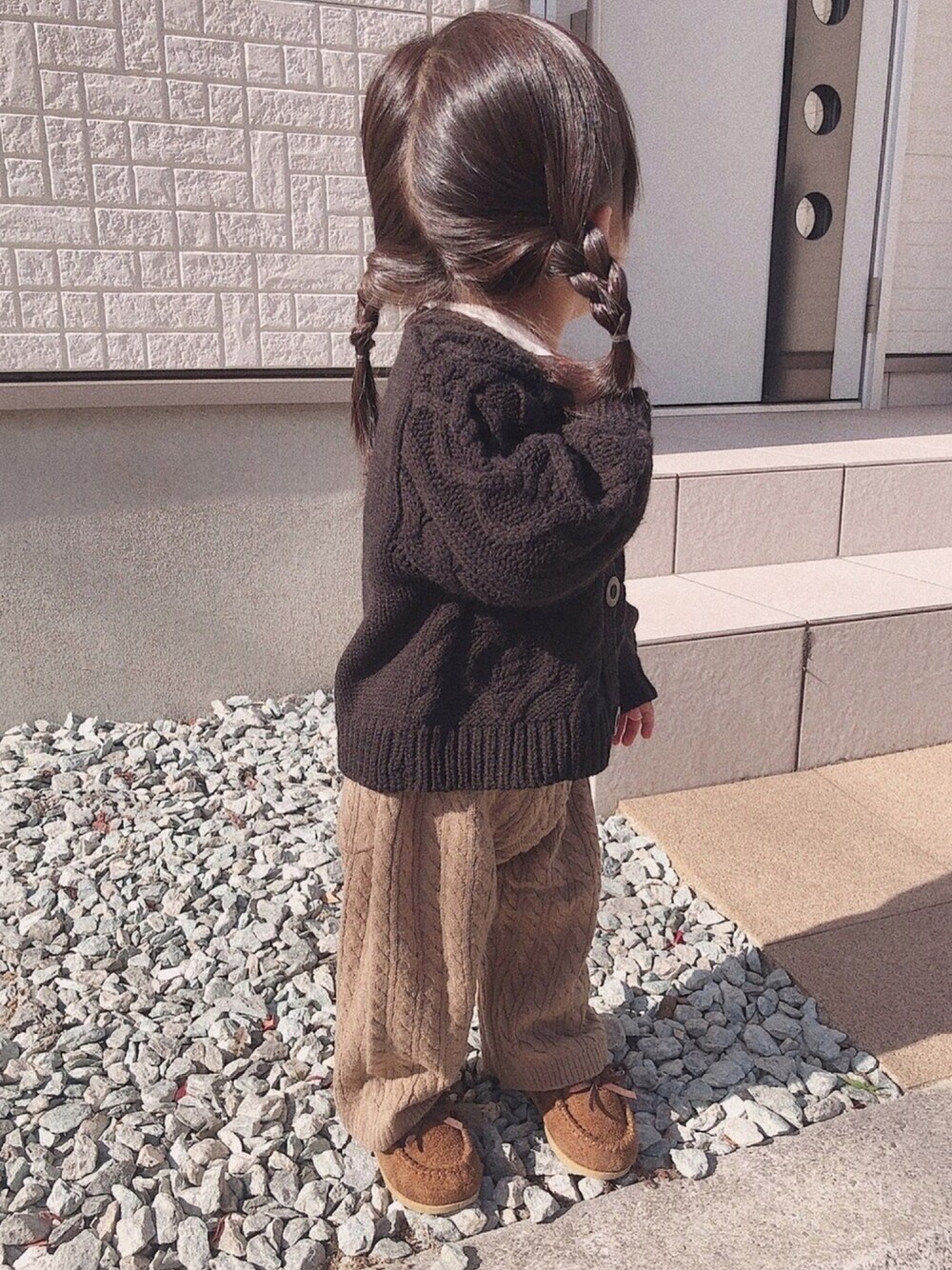 「女の子、女の子コーデ、１歳８ヶ月、キッズコーデ、カーディガン、ニットパンツ、モカシン、おしゃれさんと繋がりたい、フォロー、イイネ、お気に入り登録お願いします♡」｜「petit mainのオーガニックハイネック長袖インナーTシャツ（Tシャツ/カットソー、ホワイト系）」を使った、ゆのちさん（キッズ・80cm）の冬コーディネートの1枚目の写真