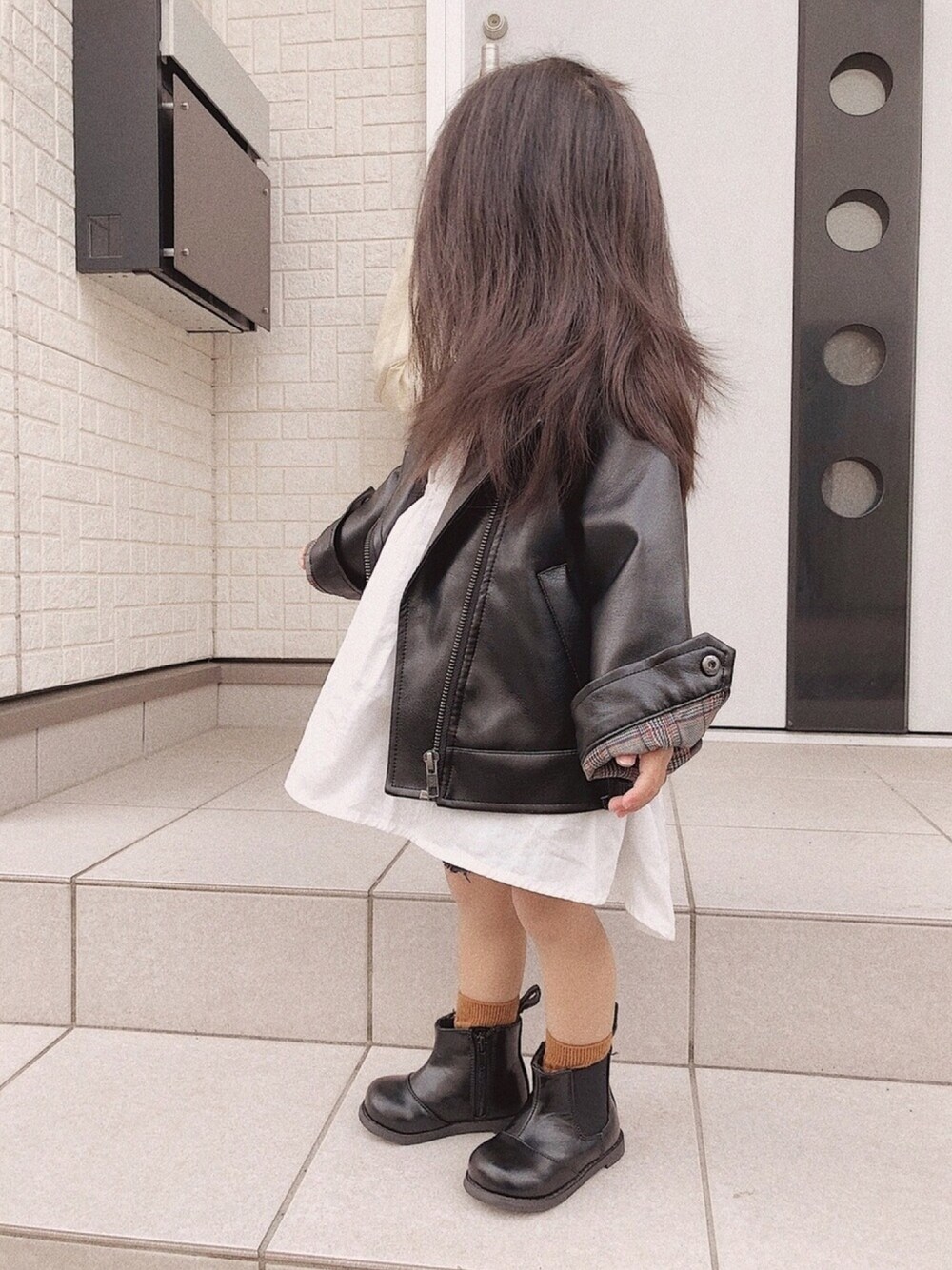 「女の子、女の子コーデ、2歳、kids、キッズコーデ、キッズファッション、春コーデ、おしゃれさんと繋がりたい、フォロー、イイネ、お気に入り登録お願いします♡」｜「Birthdayのアイテム（ライダースジャケット、ブラック系）」を使った、ゆのちさん（キッズ・80cm）の春コーディネートの1枚目の写真