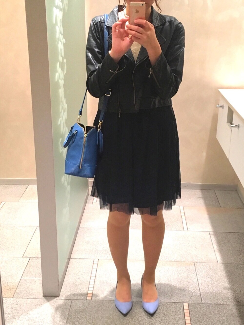 「秋冬コーデ、結婚式、おめかしコーデ、きれいめコーディネート、ドレス、ワンピース、チュールスカート、ライダース、青、パンプス」｜「anysisのアイテム（ドレス、ブルー系）」を使った、n＊さん（レディース・171cm）の秋コーディネートの1枚目の写真