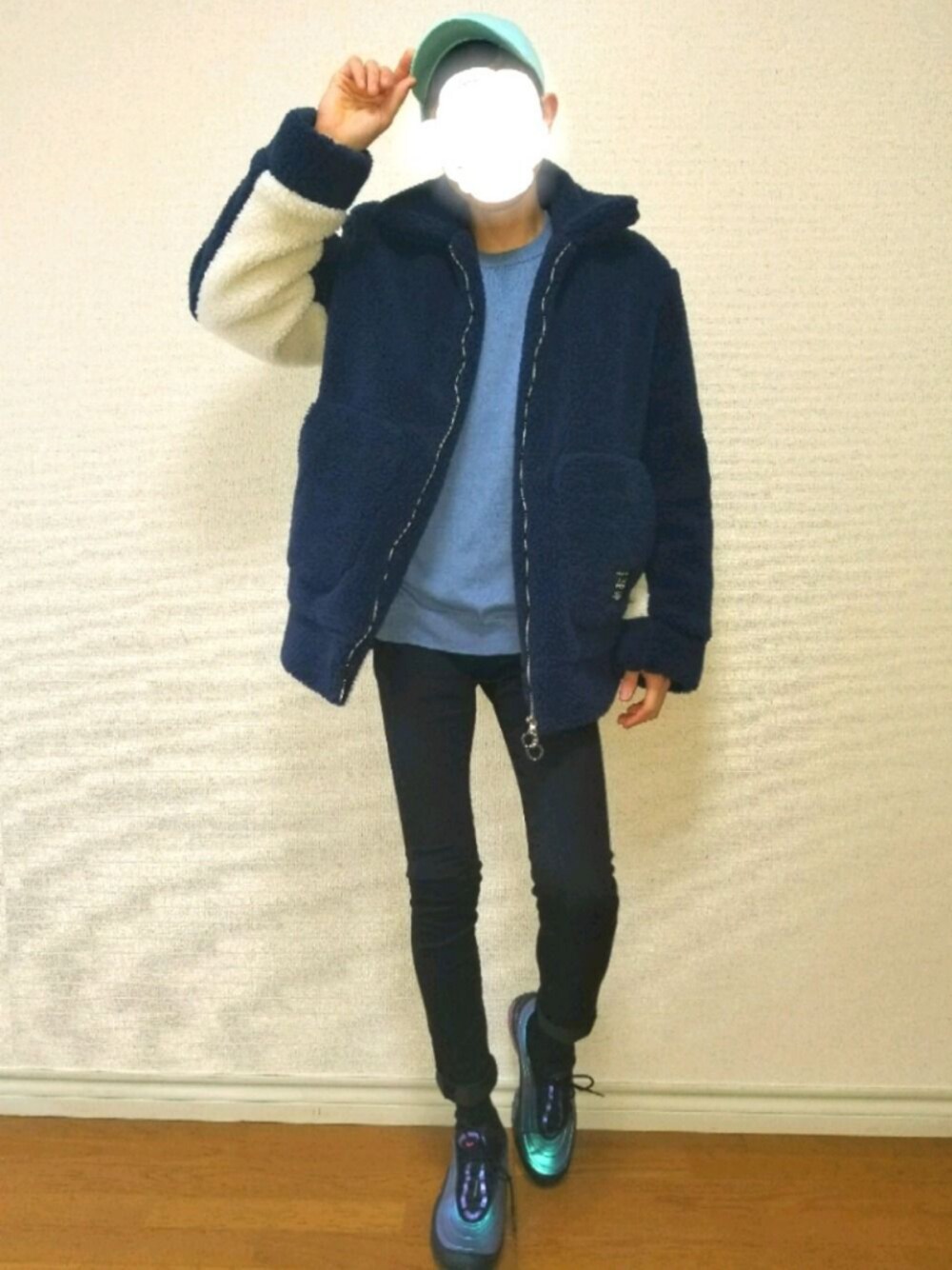 ブルー系のテーラードジャケット、ブルー系のニット/セーター、ブラック系のデニムパンツを着用したメンズの春コーディネートの1枚目の写真