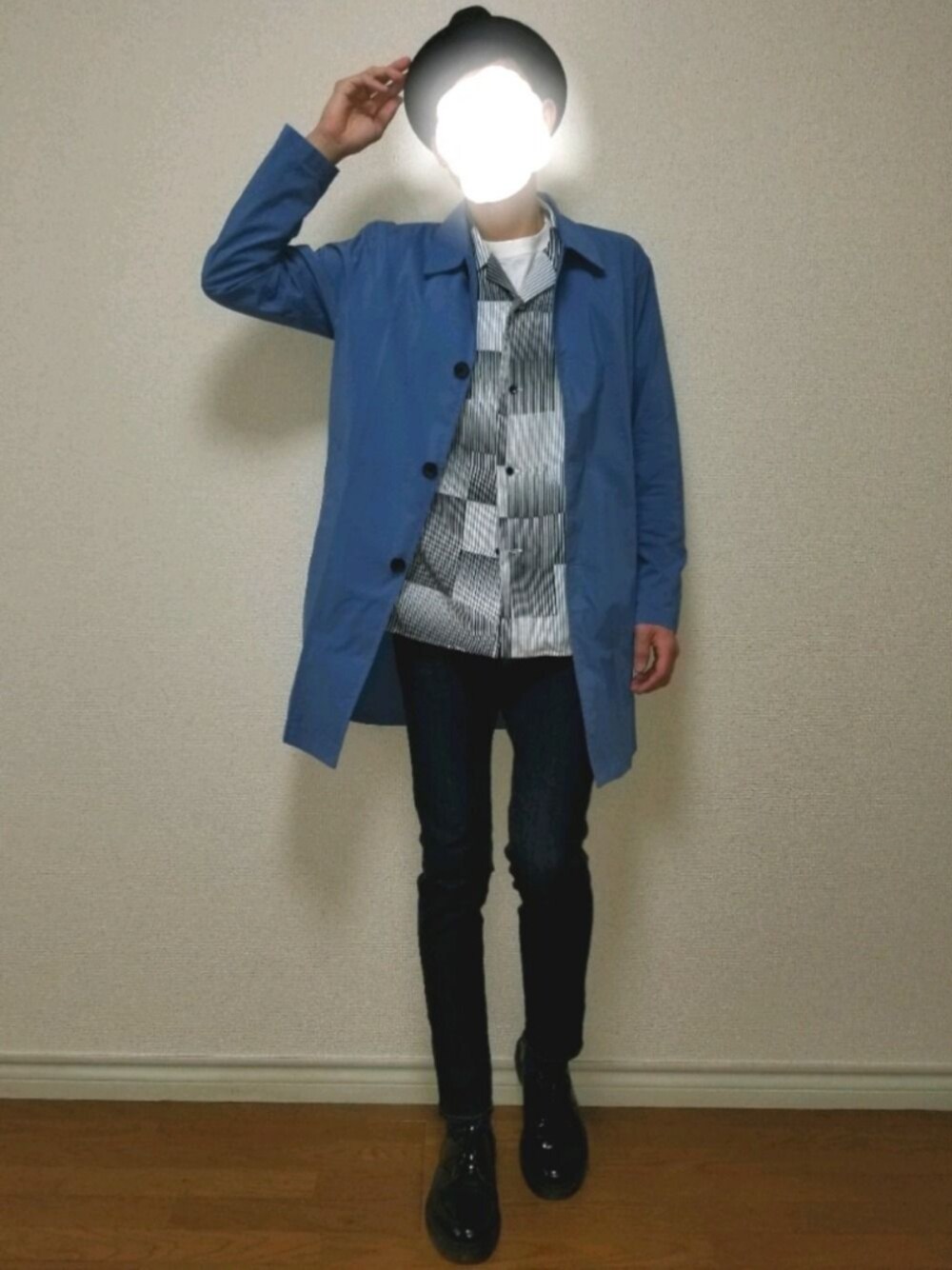 ブルー系のステンカラーコート、グレー系のシャツ/ブラウス、ブラック系のデニムパンツを着用したメンズの春コーディネートの1枚目の写真