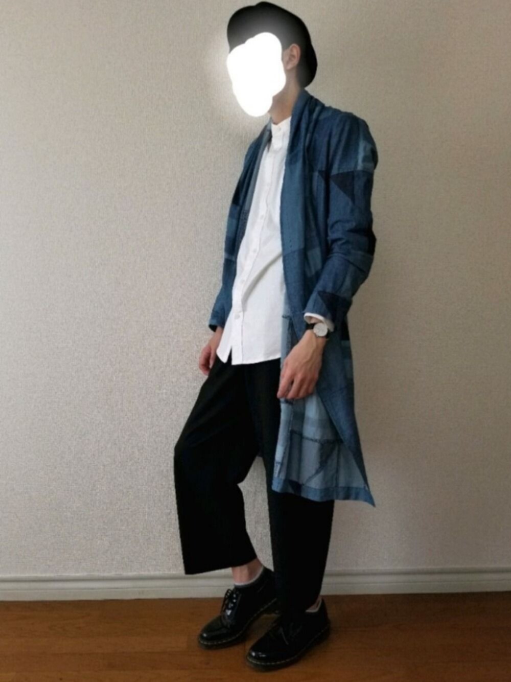 ブルー系のカーディガン/ボレロ、ホワイト系のシャツ/ブラウス、ブラック系のドレスシューズを着用したメンズの春コーディネートの1枚目の写真