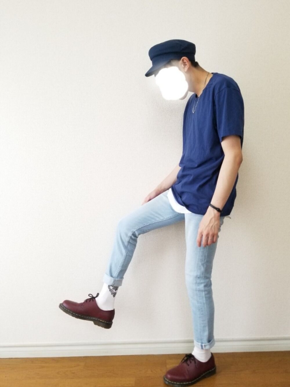 「HARUSAKU、HARUSAKU CC、靴下、マリンキャップ、ユニクロ、ブルー、ボルドー、Dr.Martens、夏、Tシャツ」｜「FUNALIVEの【SI ORIGINAL】無地コットンリネンマリンキャップ（キャップ、ブルー系）」を使った、bouさん（メンズ・176cm）の夏コーディネートの1枚目の写真