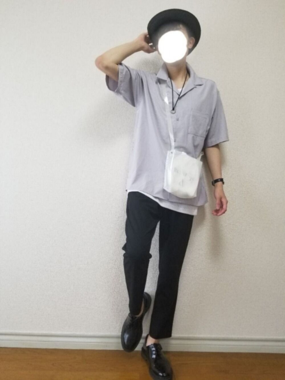 グレー系のシャツ/ブラウス、ホワイト系のタンクトップ、ブラック系のスラックスを着用したメンズの夏コーディネートの1枚目の写真