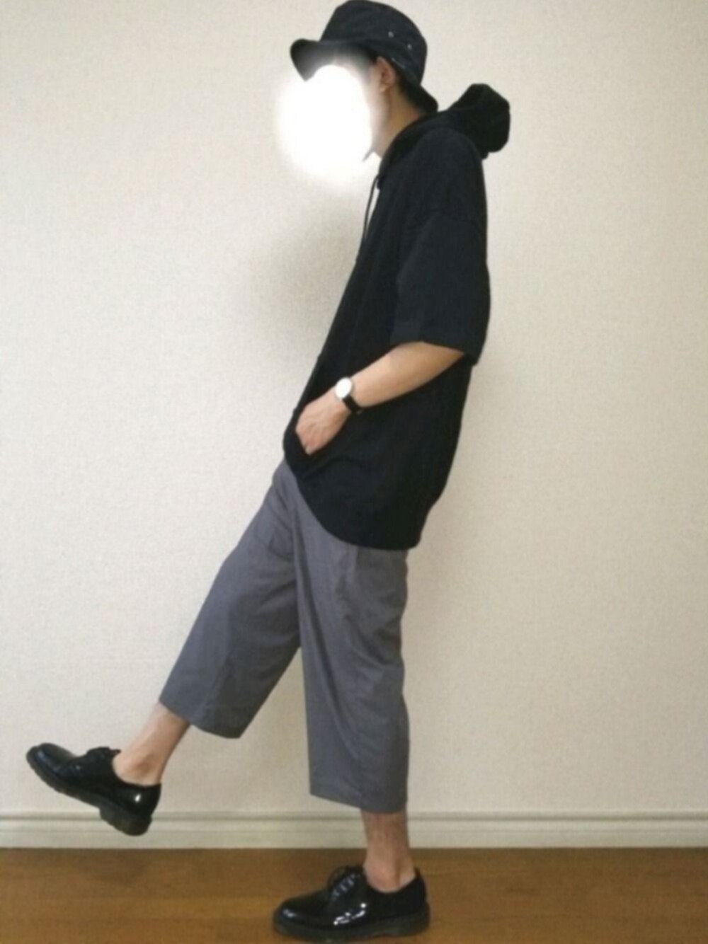 「バケットハット、パーカー、ワイドパンツ、革靴、モノトーン、ゆるコーデ、GU、カジュアルコーデ、シンプルコーデ、夏コーデ」｜「ALLEGEのアイテム（ハット、ブラック系）」を使った、bouさん（メンズ・176cm）の夏コーディネートの1枚目の写真