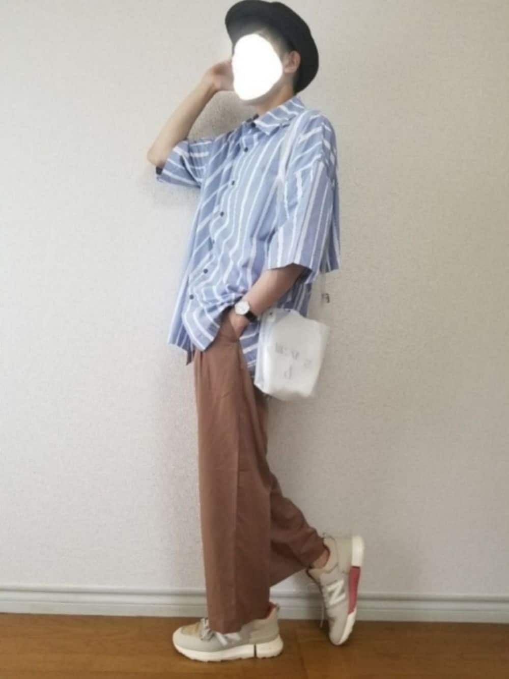 ホワイト系のシャツ/ブラウス、ホワイト系のショルダーバッグ、ベージュ系のその他パンツを着用したメンズの夏コーディネートの1枚目の写真