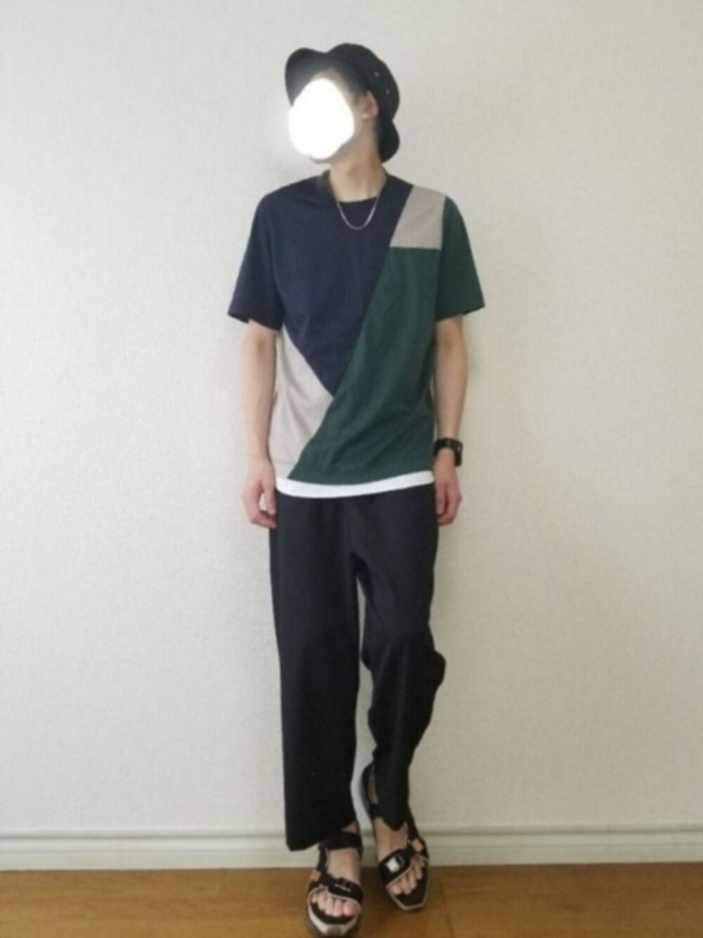 「バケットハット、シャツスタイル、ワイドパンツ、サンダル、モノトーン、おしゃれさんと繋がりたい、オトナカジュアル、休日スタイル、シンプルコーデ、Tシャツ」｜「STUDIOUSの【STUDIOUS】MEN'S NON-NO掲載 バイアスパネルクルーネックプルオーバー（Tシャツ/カットソー、ブルー系）」を使った、bouさん（メンズ・176cm）の夏コーディネートの1枚目の写真