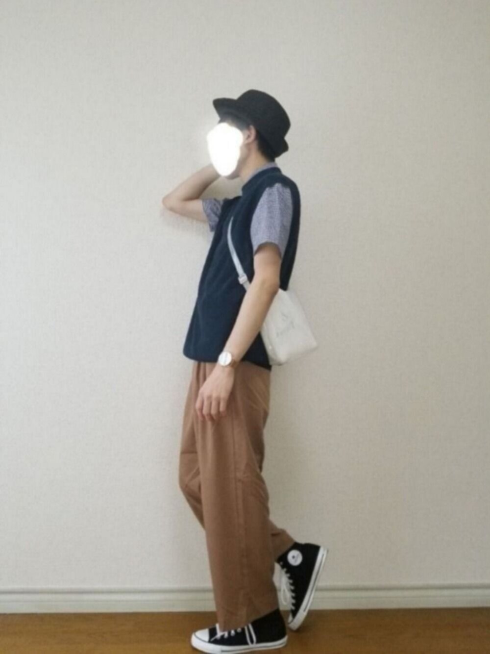 ブルー系のシャツ/ブラウス、グリーン系のベスト、ホワイト系のショルダーバッグを着用したメンズの夏コーディネートの1枚目の写真