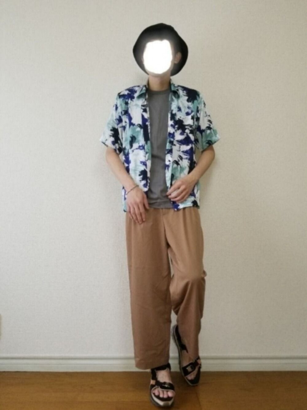 「バケットハット、柄シャツ、ワイドパンツ、サンダル、モノトーン、ネイビー、ベージュ、ラフ、夏コーデ、お洒落さんとつながりたい」｜「STUDIOUSの【STUDIOUS】MEN'S NON-NO6月号掲載商品 ヴィンテージパターンショートスリーブドレープシャツ（シャツ/ブラウス、ブルー系）」を使った、bouさん（メンズ・176cm）の夏コーディネートの1枚目の写真