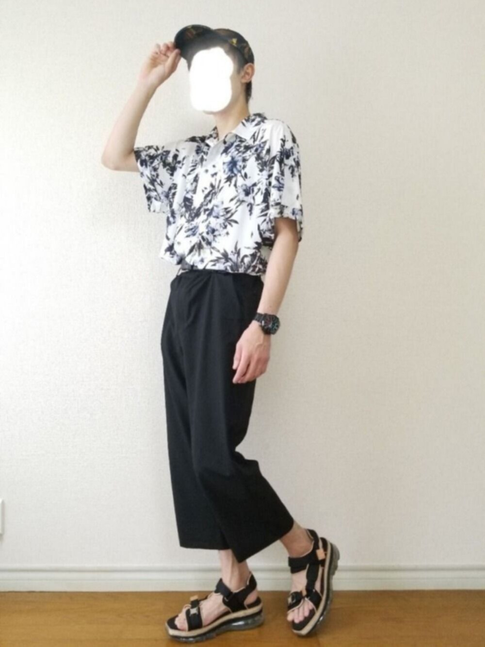 ホワイト系のシャツ/ブラウス、ブラック系のスラックス、ブラック系のサンダルを着用したメンズの夏コーディネートの1枚目の写真