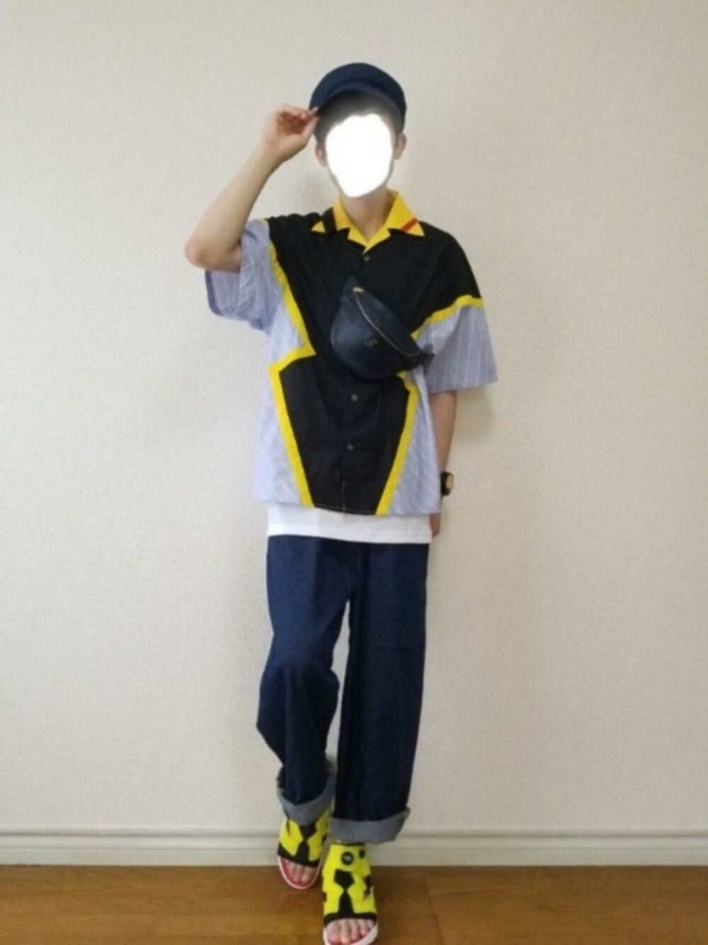 ブラック系のシャツ/ブラウス、ブルー系のショルダーバッグ、ホワイト系のタンクトップを着用したメンズの夏コーディネートの1枚目の写真