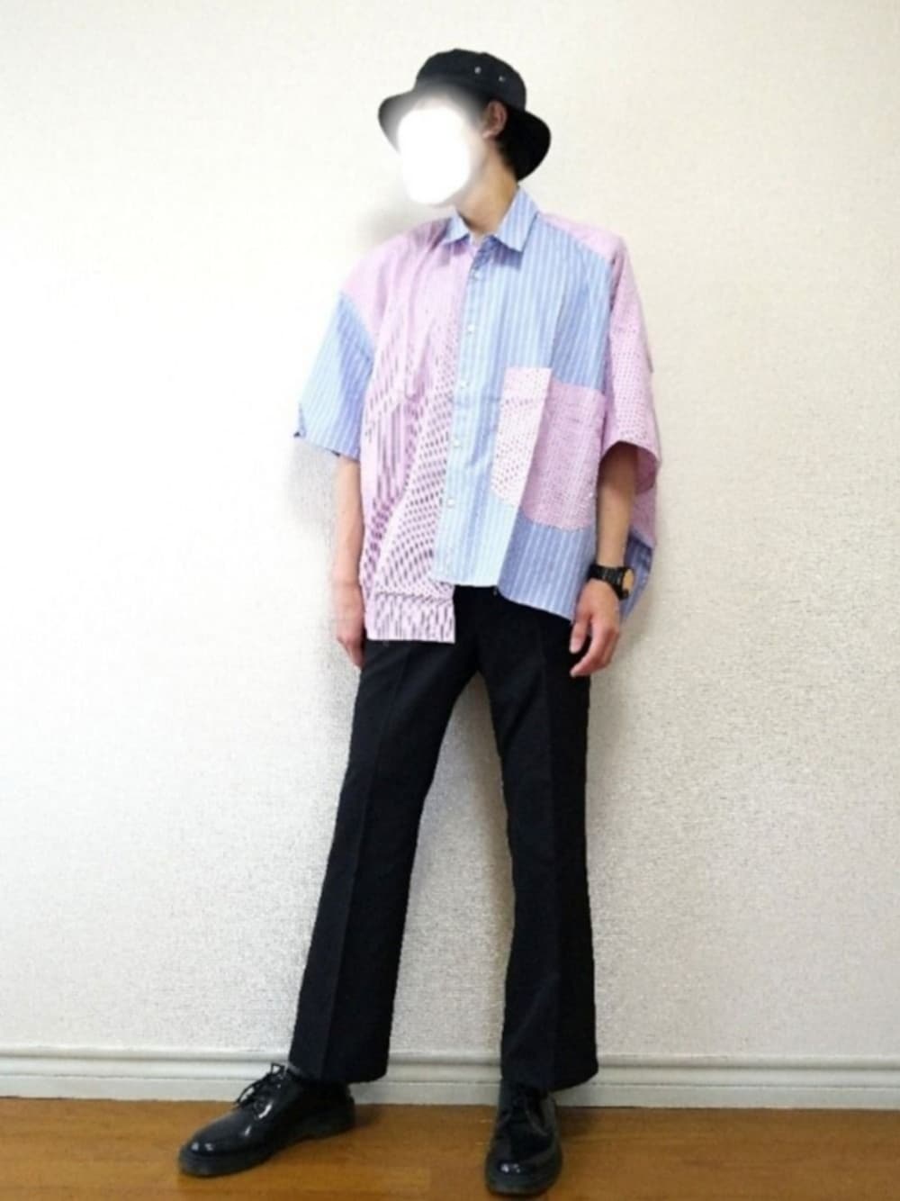 「バケットハット、ストライプシャツ、フレアパンツ、革靴、おしゃれさんと繋がりたい、ブラック、シャツスタイル、ビックシルエット、Dr.Martens、きれいめカジュアル」｜「ALLEGEのアイテム（ハット、ブラック系）」を使った、bouさん（メンズ・176cm）の夏コーディネートの1枚目の写真