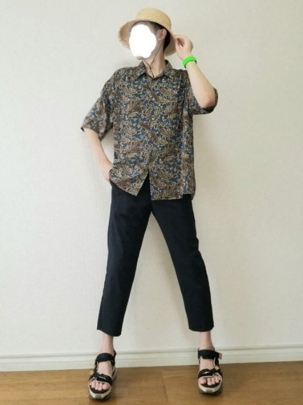 ブルー系のシャツ/ブラウス、グリーン系のその他パンツ、ブラック系のサンダルを着用したメンズの夏コーディネートの1枚目の写真