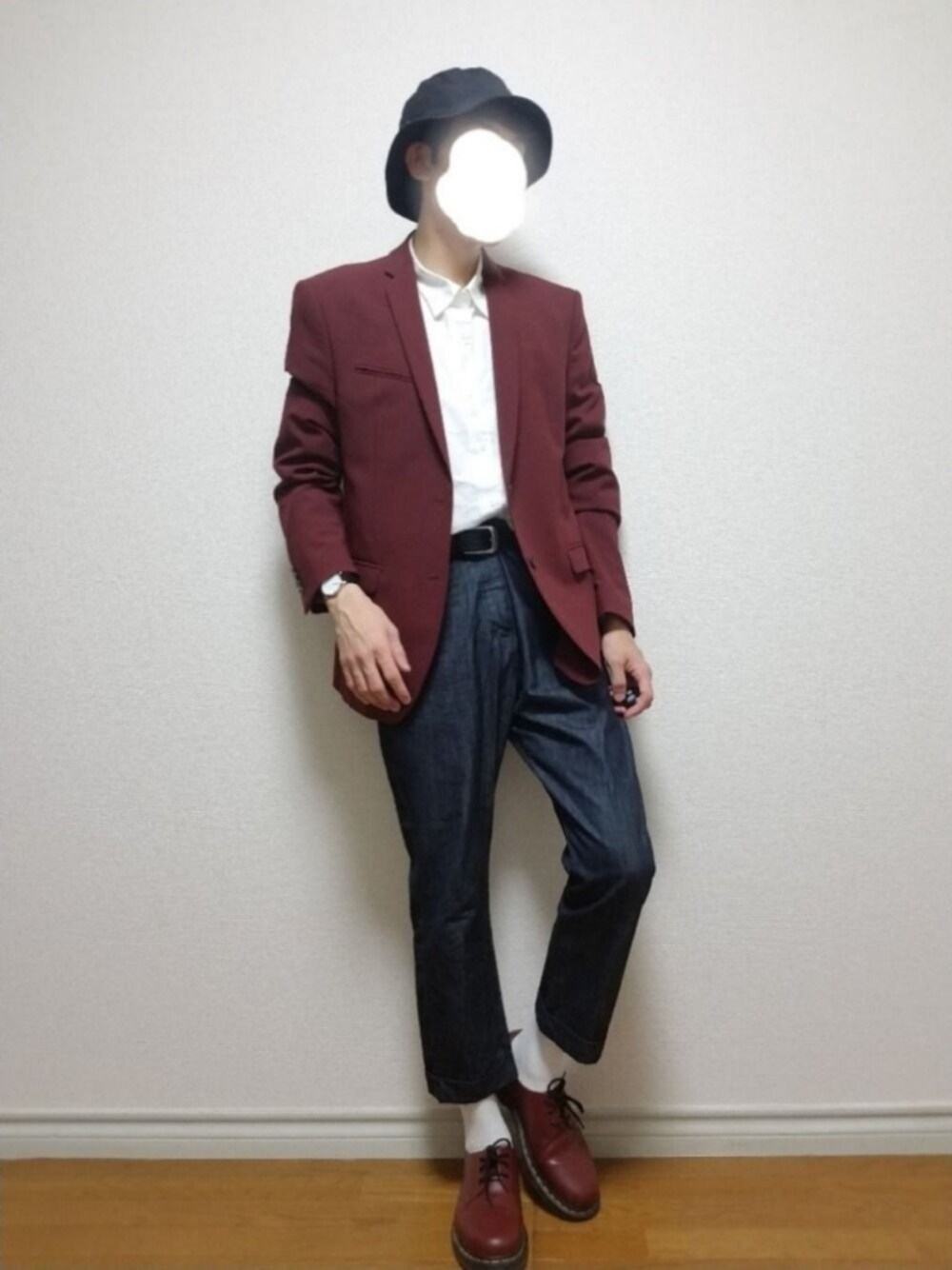 「バケットハット、テーラードジャケット、デニム、Dr.Martens、ボルドー、秋コーデ、オトナカジュアル、きれいめカジュアル、おしゃれさんと繋がりたい、今日のコーデ」｜「ALLEGEのアイテム（ハット、ブラック系）」を使った、bouさん（メンズ・176cm）の秋コーディネートの1枚目の写真