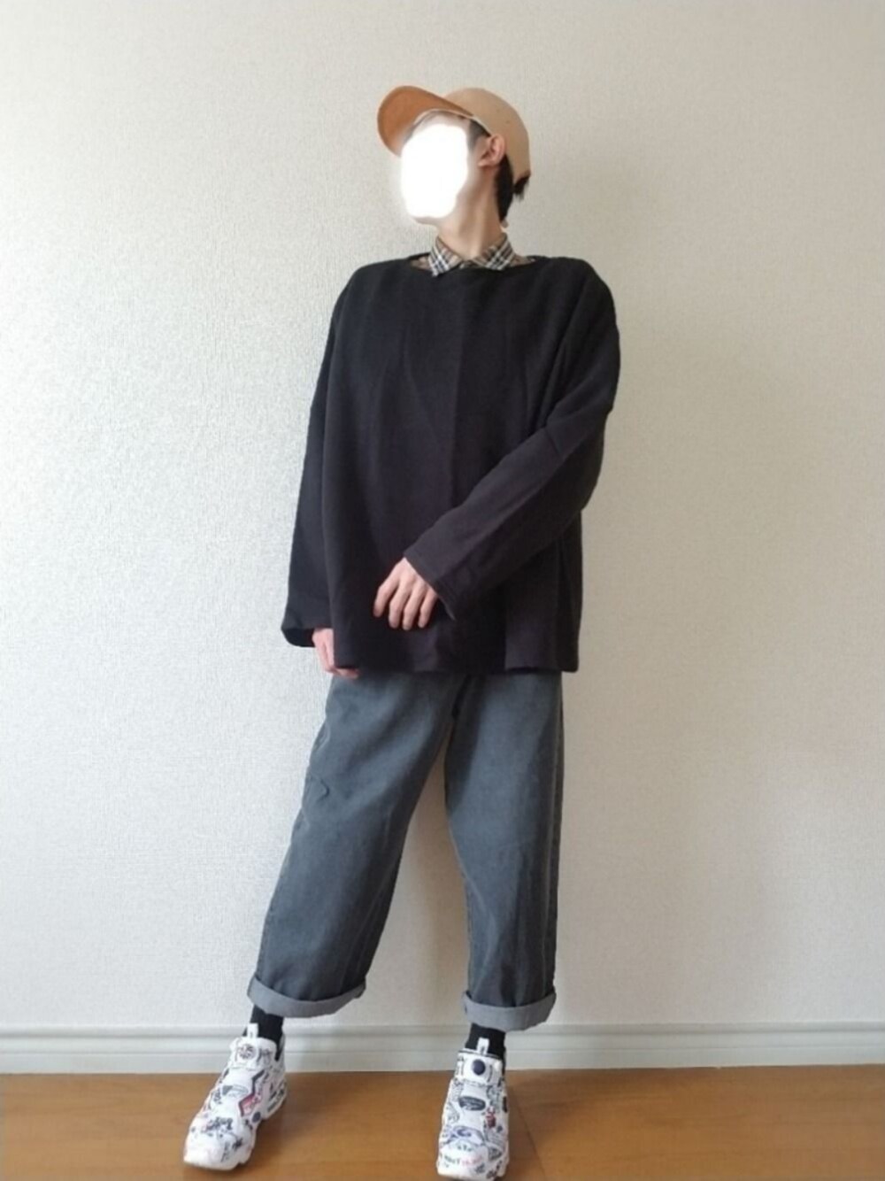 「キャップ、チェックシャツ、ニット、ワイドパンツ、白スニーカー、おしゃれさんと繋がりたい、ゆるコーデ、秋のコーデ、カジュアル、カジュアルコーデ」｜「Hender Schemeのアイテム（キャップ、ベージュ系）」を使った、bouさん（メンズ・176cm）の秋コーディネートの1枚目の写真