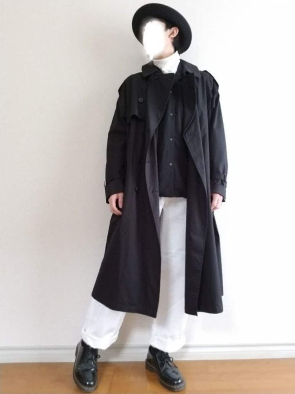 ホワイト系のTシャツ/カットソー、ブラック系のシャツ/ブラウス、ブラック系のトレンチコートを着用したメンズの冬コーディネートの1枚目の写真