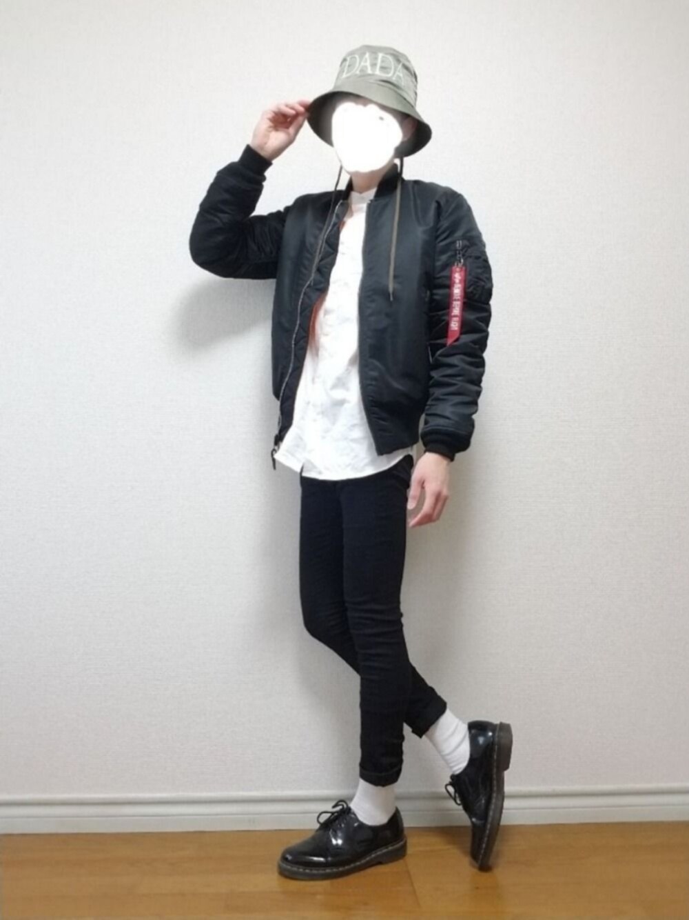 「バケットハット、MA-1、ノーカラーシャツ、黒スキニー、Dr.Martens、ストリートMIX、おしゃれさんと繋がりたい、オトナカジュアル、カジュアルコーデ、きれいめカジュアル」｜「CHRISTIAN DADAの■別注■CHRISTIAN DADA×MIDWEST EXCLUSIVE “DADA EMBROIDERY”バケットハット（ハット、ブラウン系）」を使った、bouさん（メンズ・176cm）の冬コーディネートの1枚目の写真