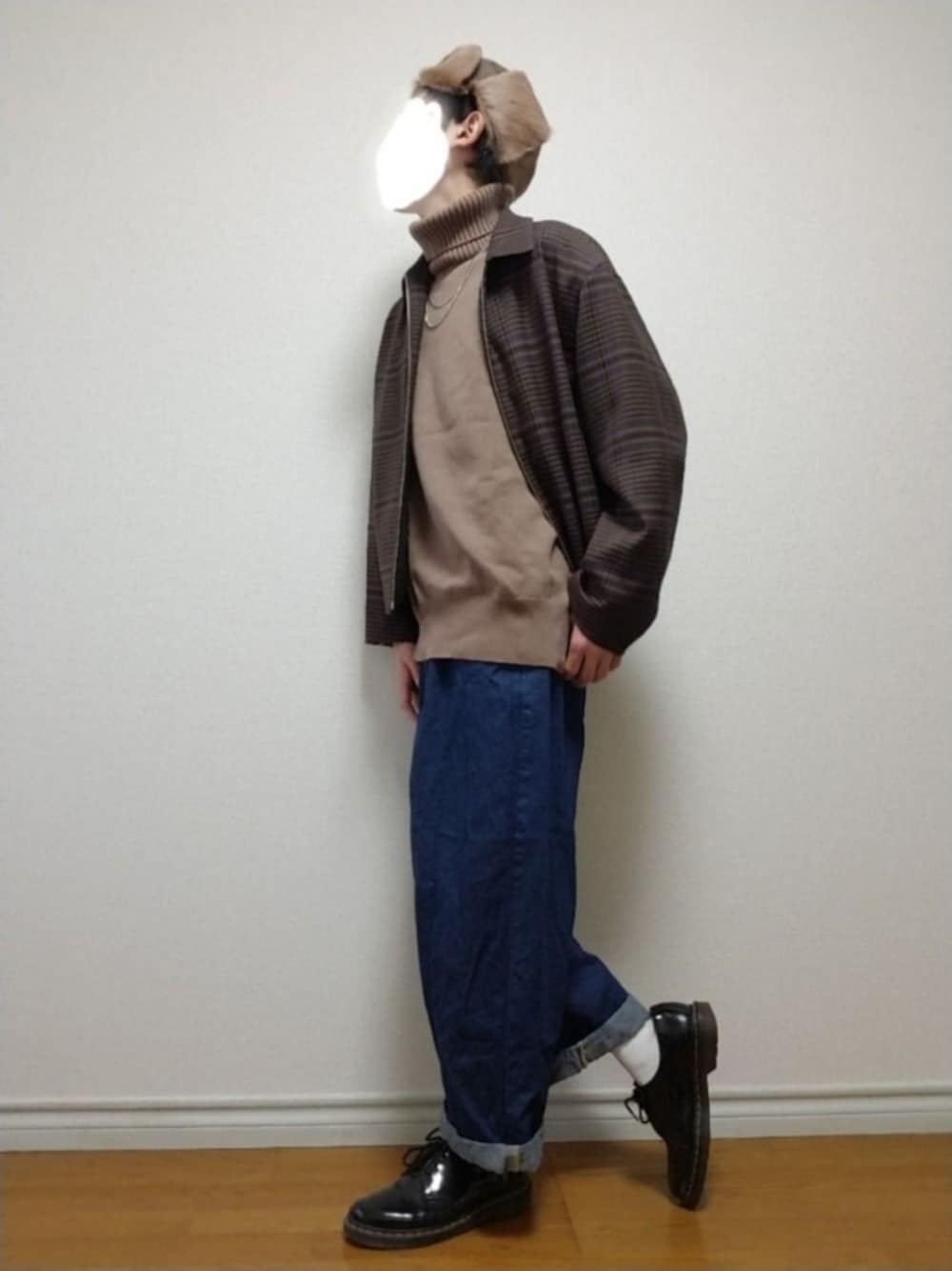 「フライトキャップ、タートルネック、ブルゾン、ワイドパンツ、Dr.Martens、カジュアルコーデ、きれいめカジュアル、おしゃれさんと繋がりたい、オトナカジュアル、チェック」｜「Hender Schemeのpilot hat（ハット、ブラウン系）」を使った、bouさん（メンズ・176cm）の冬コーディネートの1枚目の写真
