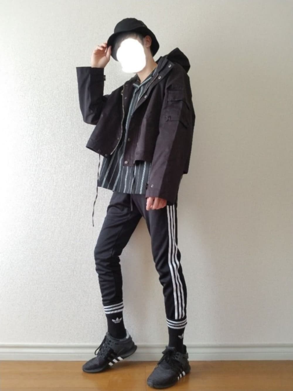 「バケットハット、ブルゾン、ストライプシャツ、ラインパンツ、黒スニーカー、adidas、オールブラック、カジュアルコーデ、ストリートMIX、おうちファッション」｜「ALLEGEのアイテム（ハット、ブラック系）」を使った、bouさん（メンズ・176cm）の春コーディネートの1枚目の写真