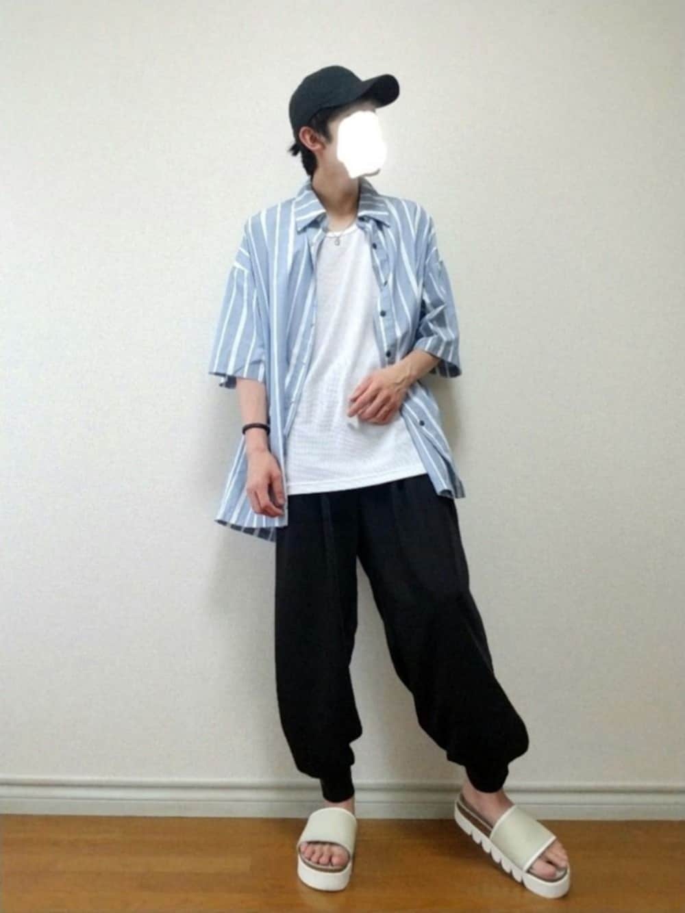 「キャップ、ストライプシャツ、ワイドパンツ、サンダル、シンプルコーデ、春夏コーデ、おしゃれさんと繋がりたい、いいね、save、フォローお願いします🤑、きれいめカジュアル、ビックシルエット」｜「newhattanのWEGO/newhattan LOWキャップ（キャップ、ブラック系）」を使った、bouさん（メンズ・176cm）の春コーディネートの1枚目の写真