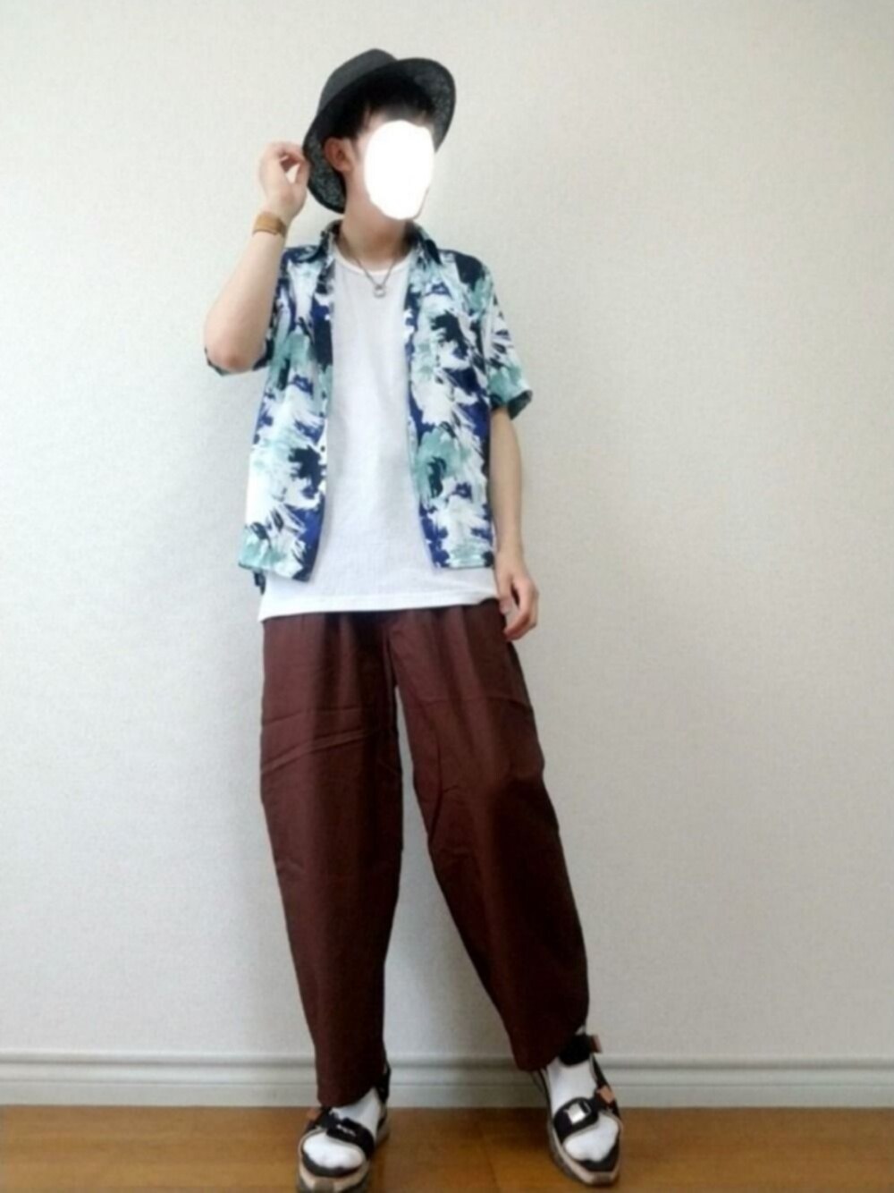 「ハット、オープンカラーシャツ、柄シャツ、ワイドパンツ、サンダル、サンダルに靴下、夏コーデ、お洒落さんとつながりたい、いいね、save、フォローお願いします🤑、ゆるコーデ」｜「GRILLOの＜GRILLO＞ PAPER HAT/ハット о（ハット、ブラック系）」を使った、bouさん（メンズ・176cm）の春コーディネートの1枚目の写真
