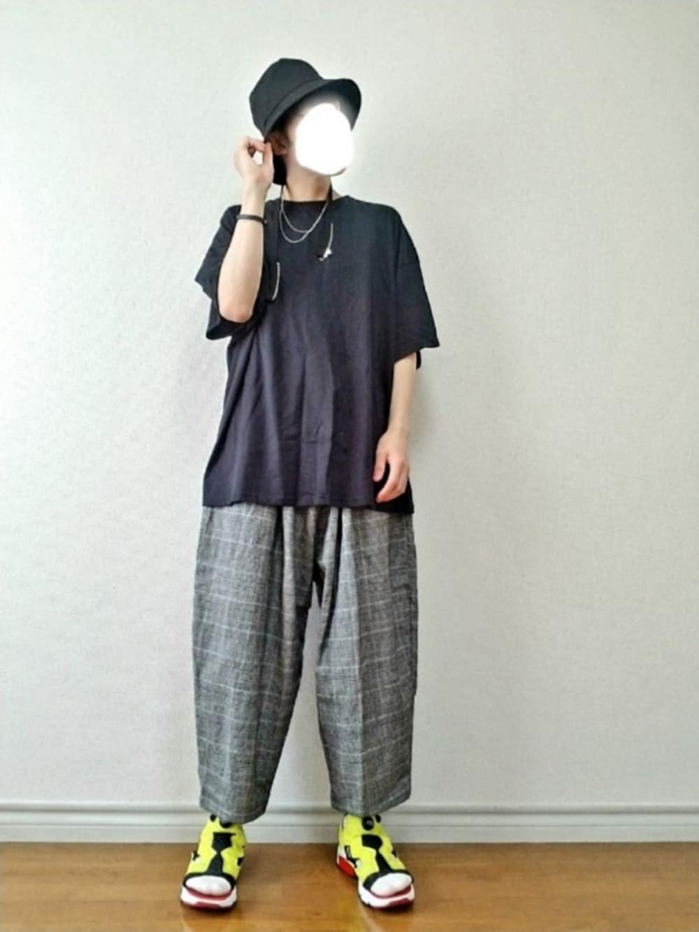 「バケットハット、オーバーサイズ、チェックパンツ、サンダル、サンダルに靴下、シンプル、ゆるコーデ、おしゃれさんと繋がりたい、いいね、save、フォローお願いします🤑、リラックススタイル」｜「INTER FACTORYのWEARISTA Mr.SZK × INTER FACTORY　ジップコード付きバケットハット / UNISEX（ハット、ブラック系）」を使った、bouさん（メンズ・176cm）の夏コーディネートの1枚目の写真
