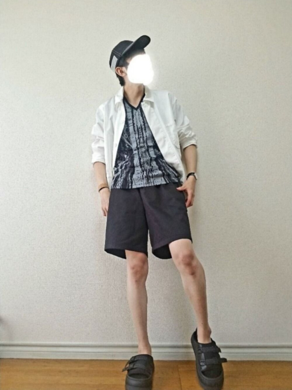 「キャップ、シャツスタイル、ショートパンツ、サンダル、モノトーン、お洒落さんとつながりたい、カジュアルコーデ、夏コーデ、シンプル、大人カジュアル」｜「Jiedaの【PULP】JIEDA / ジエダ GABARDINE CAP（キャップ、ブラック系）」を使った、bouさん（メンズ・176cm）の夏コーディネートの1枚目の写真