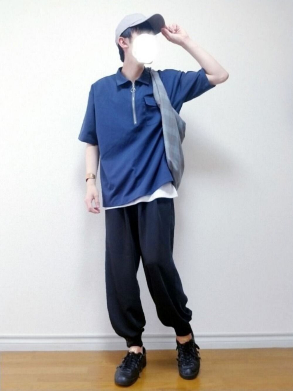 「キャップ、ハーフジップ、ワイドパンツ、黒スニーカー、ショルダーバッグ、夏コーデ、おしゃれさんと繋がりたい、シンプル、いいね、save、フォローお願いします🤑、きれいめカジュアル」｜「newhattanのWEGO/newhattan ウォッシュドツイル6パネルLOWキャップ（キャップ、グレー系）」を使った、bouさん（メンズ・176cm）の夏コーディネートの1枚目の写真