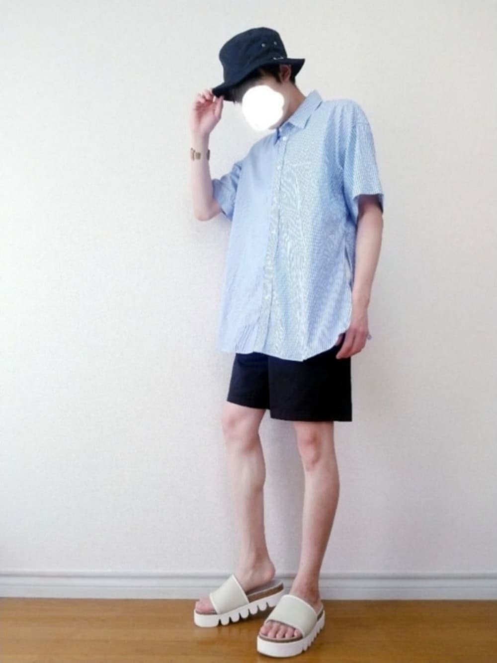 「バケットハット、ストライプシャツ、ショートパンツ、サンダル、シンプル、夏コーデ、お洒落さんとつながりたい、カジュアルコーデ、GU、春夏コーデ」｜「ALLEGEのアイテム（ハット、ブラック系）」を使った、bouさん（メンズ・176cm）の夏コーディネートの1枚目の写真