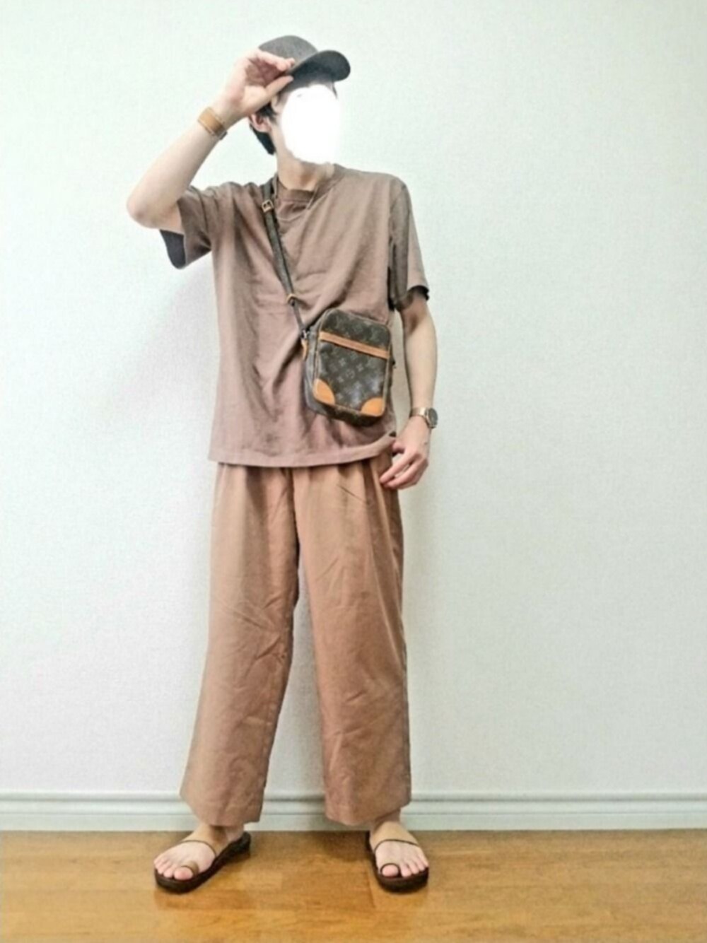 「キャップ、チェック、Tシャツ、ワイドパンツ、サンダル、ワントーンコーデ、シンプル、ベージュ、いいね、save、フォローお願いします🤑、ショルダーバッグ」｜「GUのアイテム（キャップ、ブラウン系）」を使った、bouさん（メンズ・176cm）の夏コーディネートの1枚目の写真