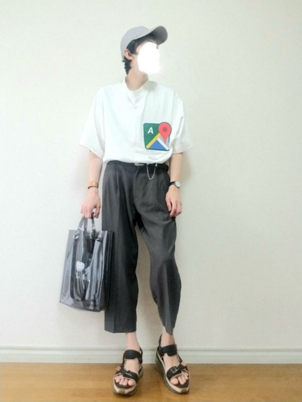 「キャップ、オーバーサイズ、ビッグシルエット、ワイドパンツ、スラックス、サンダル、モノトーン、PVC、シンプル、お洒落さんとつながりたい」｜「newhattanのWEGO/newhattan ウォッシュドツイル6パネルLOWキャップ（キャップ、グレー系）」を使った、bouさん（メンズ・176cm）の夏コーディネートの1枚目の写真