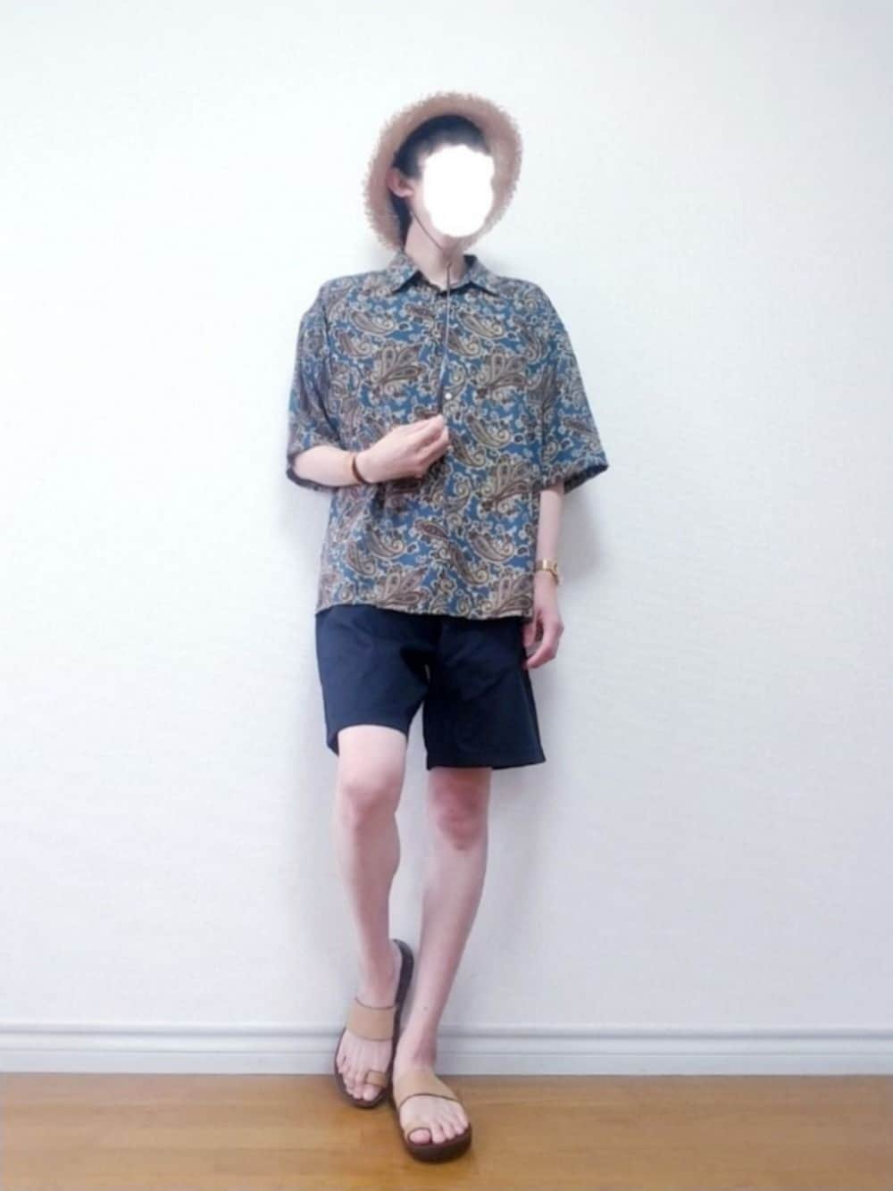 「麦わら帽子、開襟シャツ、オープンカラーシャツ、ペイズリー、ショートパンツ、ハーフパンツ、サンダル、夏コーデ、シンプル、カジュアル」｜「CA4LAのROUGH ST（ハット、ベージュ系）」を使った、bouさん（メンズ・176cm）の夏コーディネートの1枚目の写真
