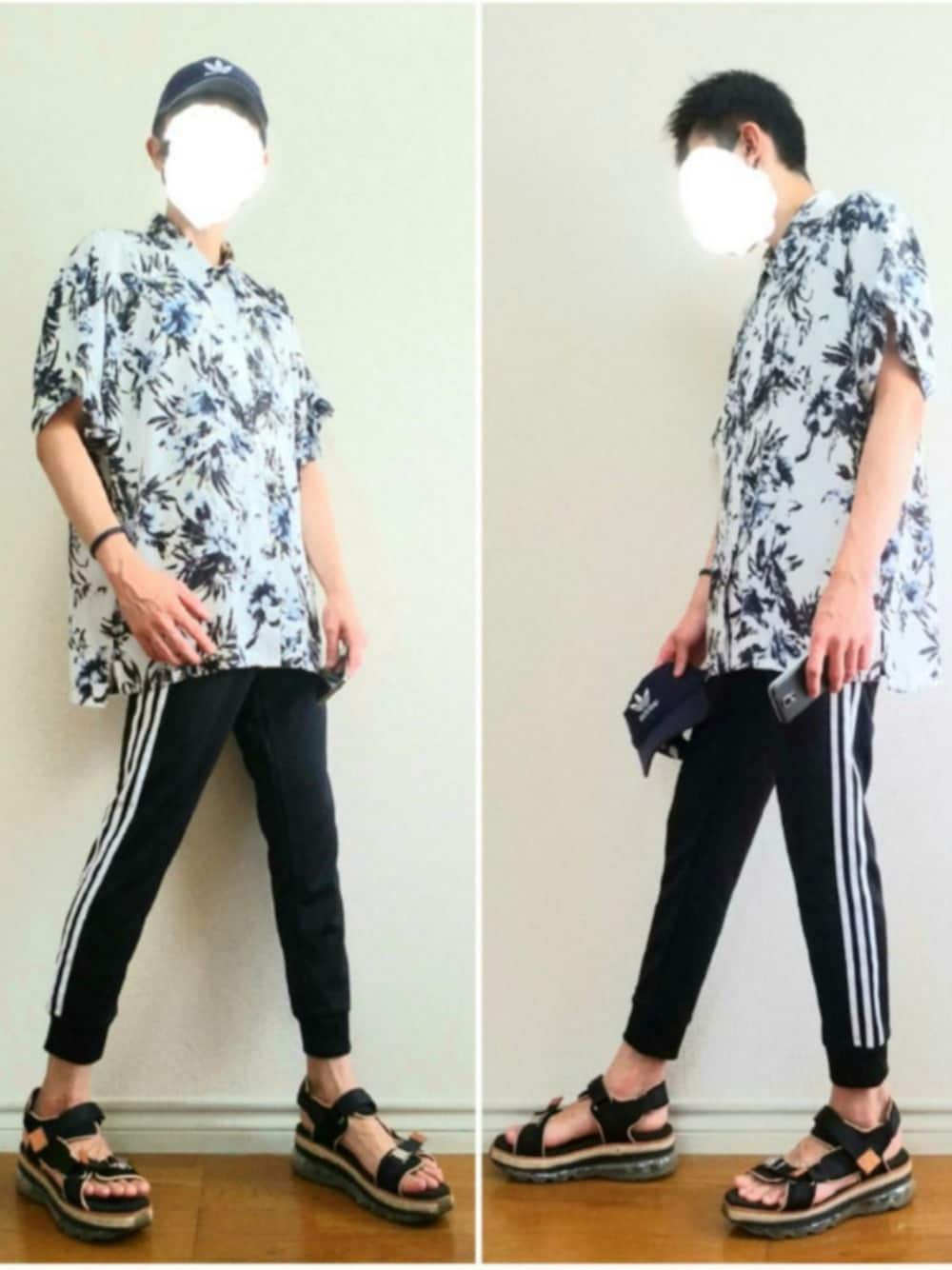 「キャップ、柄シャツ、ラインパンツ、サンダル、adidas、シンプルコーデ、アロハシャツ、スポーツミックス、カジュアルコーデ、夏コーデ」｜「adidasのadidas アディダス U TREFOIL CL BASEBALL CAP DV0174 NVY/WHT（キャップ、ブルー系）」を使った、bouさん（メンズ・176cm）の秋コーディネートの1枚目の写真