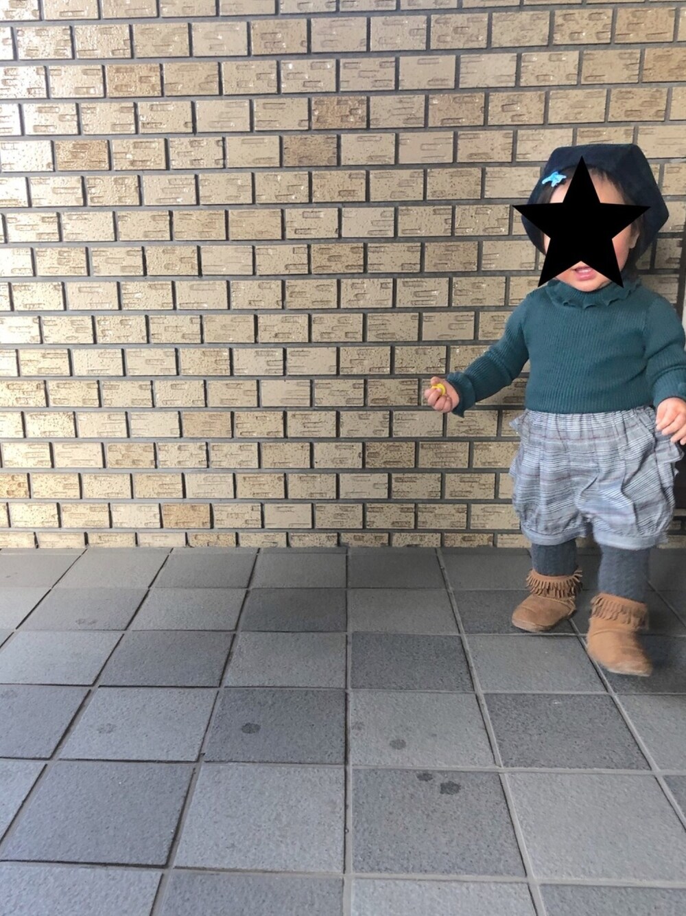 グリーン系のニット/セーター、ブラック系のその他パンツ、ブラウン系のブーツを着用したキッズの冬コーディネートの1枚目の写真