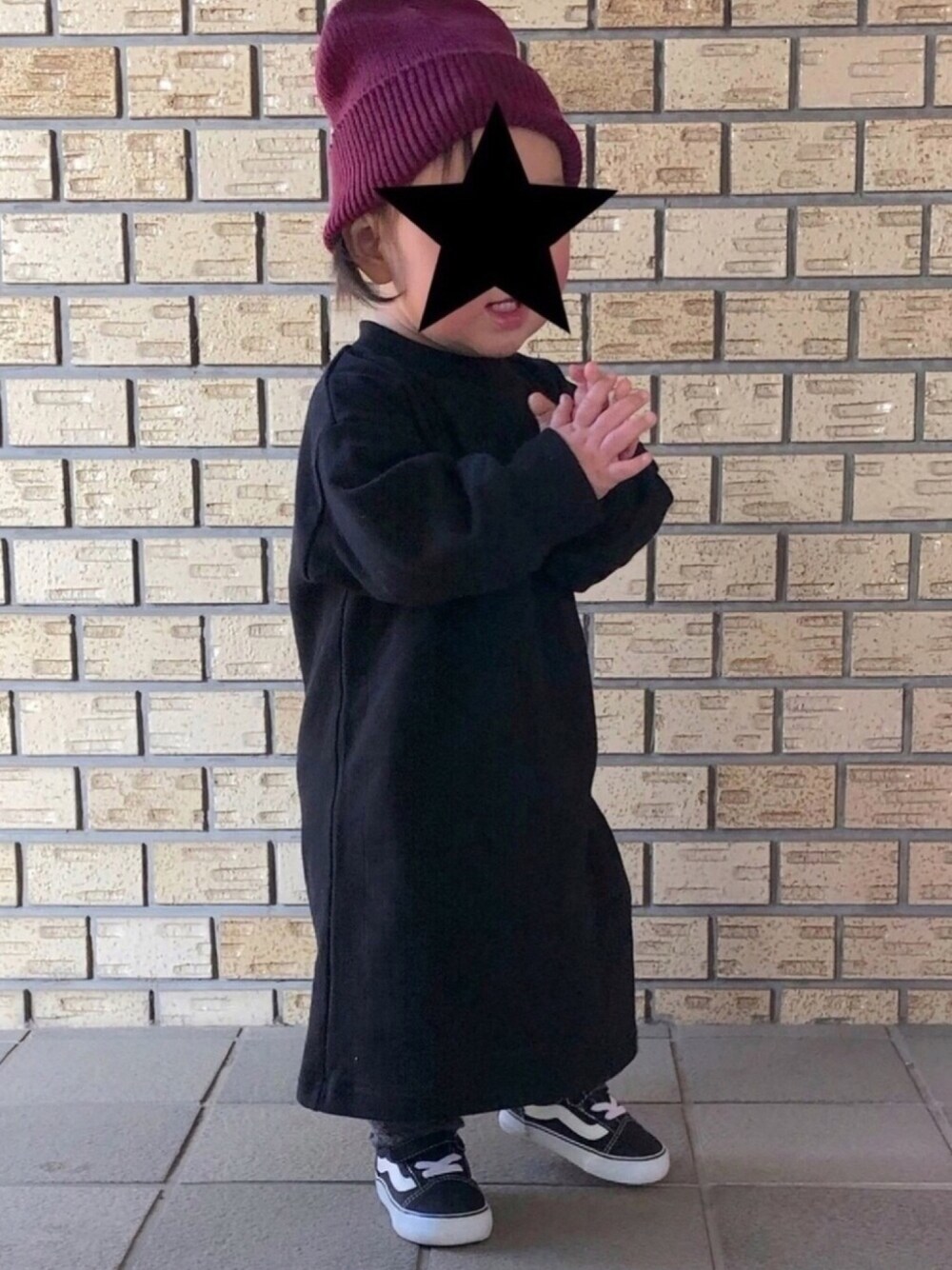 ブラック系のスニーカー、ブラック系のワンピース、ベージュ系のブルゾンを着用したキッズの春コーディネートの1枚目の写真